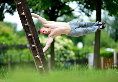 Human_Flag_von_Sven_Kohl_Calisthenic_Movement_2013_CC-BY-SA.jpg