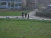 Kind(er) pflücken, Mütter interessiert das nicht weiter ... 240312_2045fp_Blumenkinder_Hochspannungspark_LS58.jpg