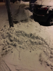 Ich kann drüberhüpfen. Aber mit Kinderwagen, Rollator, Rollstuhl, Krücken oder auch nur Alter ... 260130_7398i6_Schneeraeumen_MadeInGermany_TrafuHaeuschen.jpg