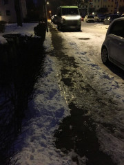 ... und ab da ist dann weiter bis Lechstr. 60 geräumt. Allerdings fehlen die letzten 10 Meter, da ist dann wieder nicht geräumt 260201_7430i6P_Schneeraeumen_LS057.jpg