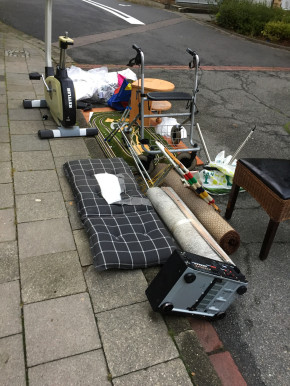 Morgens hatte irgend jemand wieder Kram auf den Gehweg geworfen/gestellt. 260820_9958i6_SperrmuellAnDerStrasse.jpg