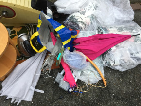 Leute, 20 Filzpantoffeln werden nicht zu Sperrmüll, nur weil man sie zusammen in eine Einkaufstasche packt! Manno! 260820_9960i6_SperrmuellAnDerStrasse.jpg