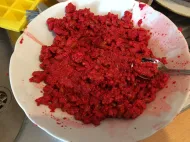 Da ist immer noch eine Menge Fruchtfleisch an den Kernen 😥 260911_296i6_DarausGewannIchNochEtwasMehrFruchtsaftFleisch_Kornelkirschmarmelade.webp