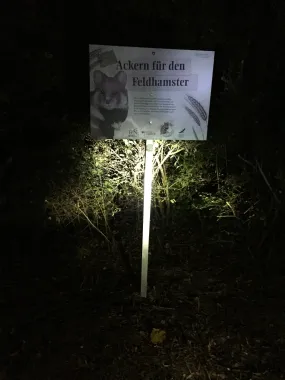 Das Hinweis-Schild links neben dem Insektenhotel 261003_0599i6_Hamsterschild_SteinbergInsektenhotel.webp