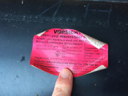 Warnhinweis auf der Köderfalle 260102_7040i6d_Rattenkoeder_Hochspannungspark_OGS.jpg